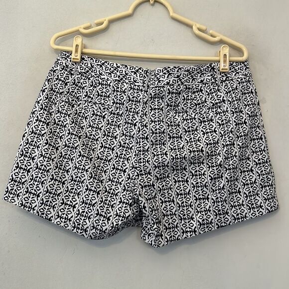 Banana Republic black white patterned shorts Size 8 Length 14” - Picture 5 of 11
